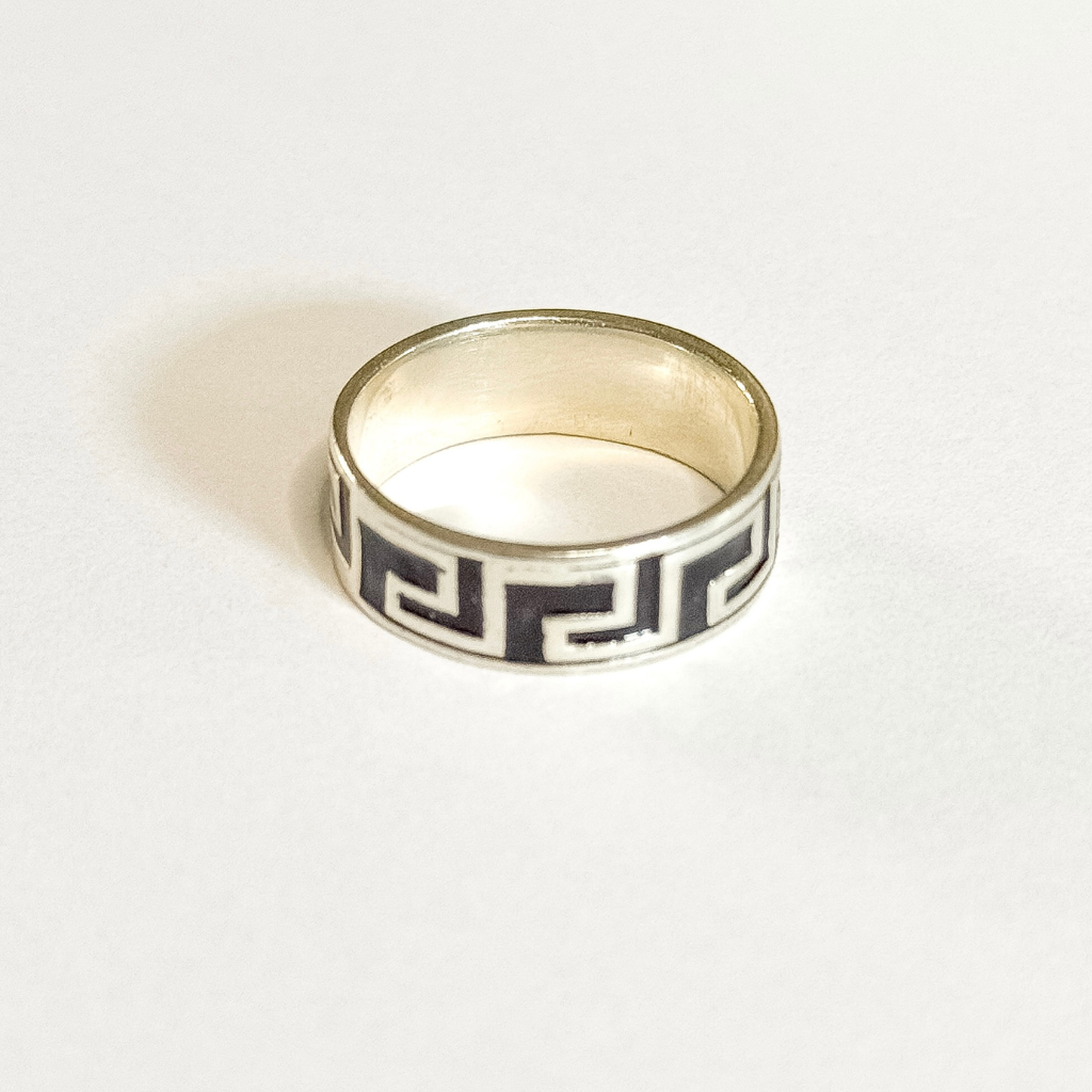 Anel com Detalhe Resina Preto em Prata 925