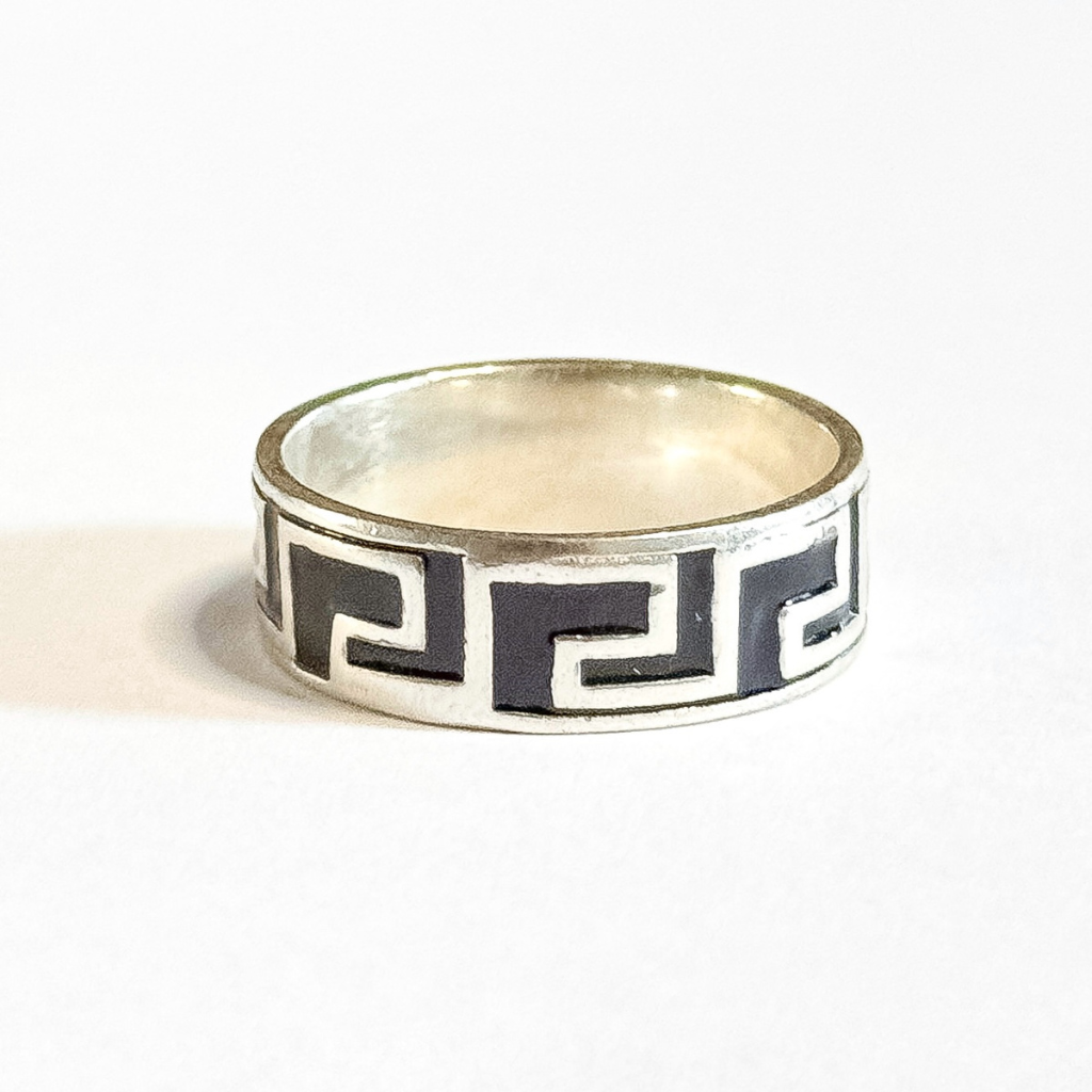 Anel com Detalhe Resina Preto em Prata 925