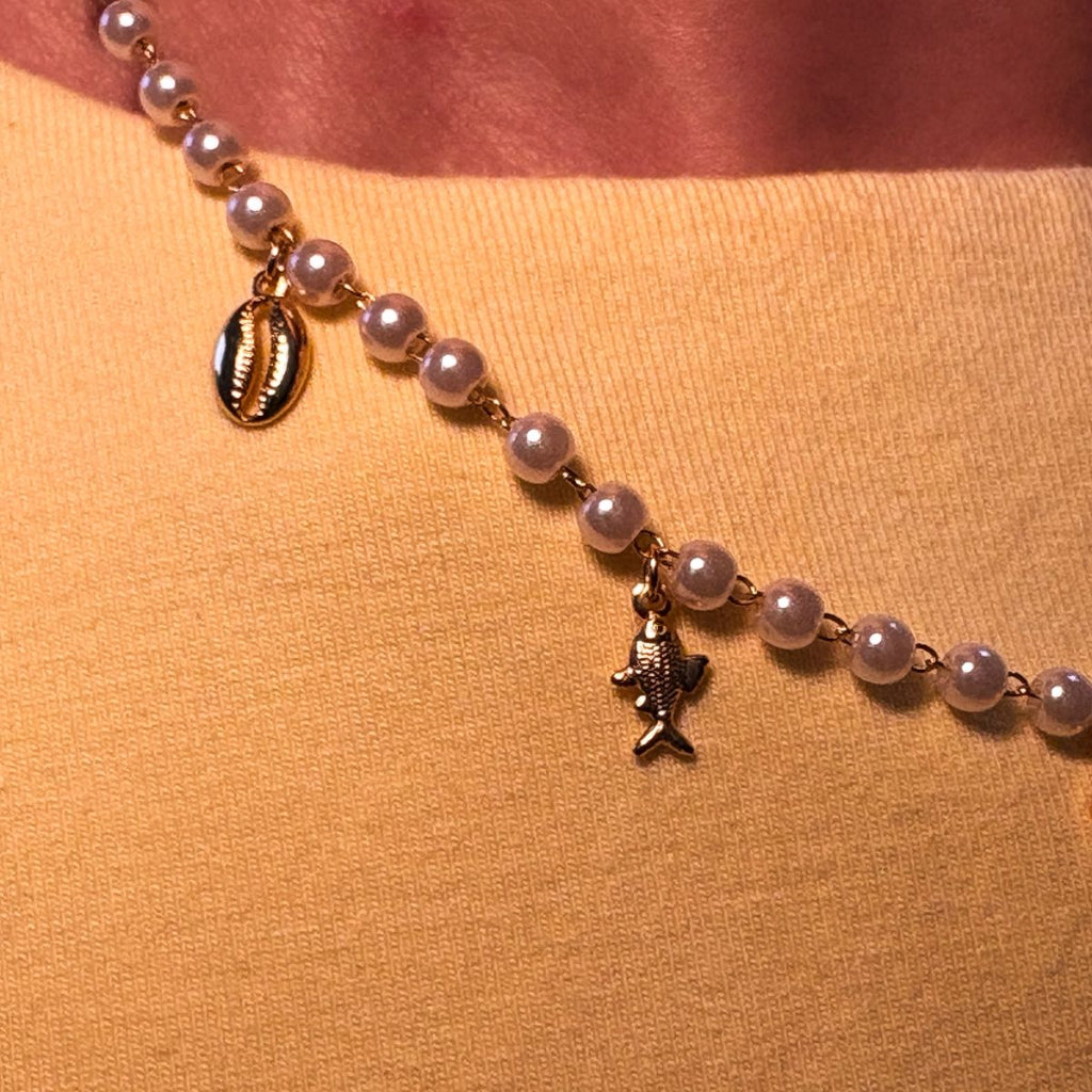 Colar semi joia de pérola conchas e peixes